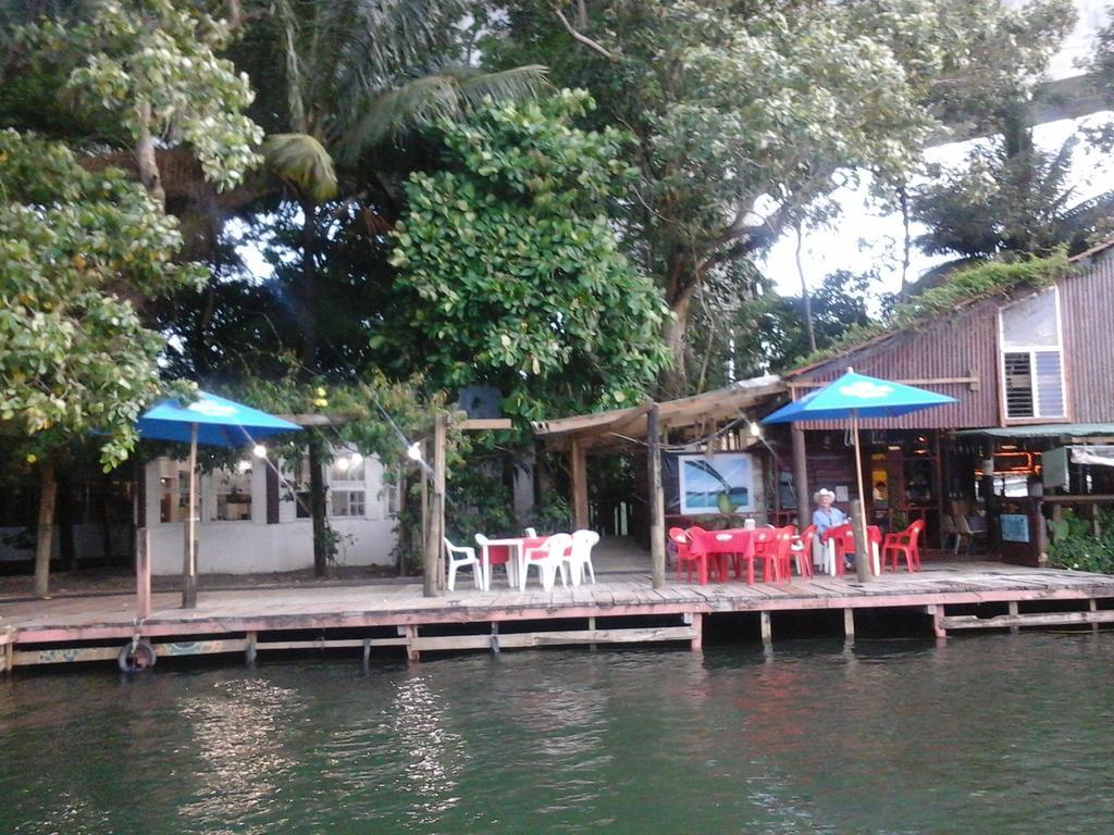 Hotel Y Restaurante Backpackers Rio Dulce Exterior photo