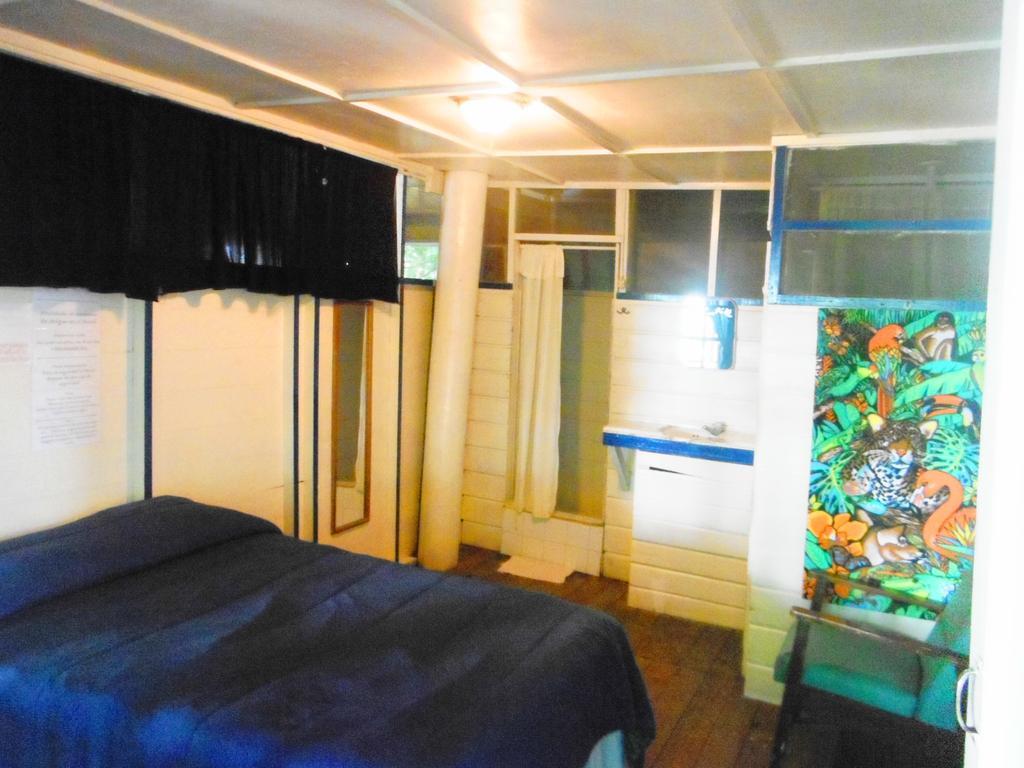 Hotel Y Restaurante Backpackers Rio Dulce Room photo