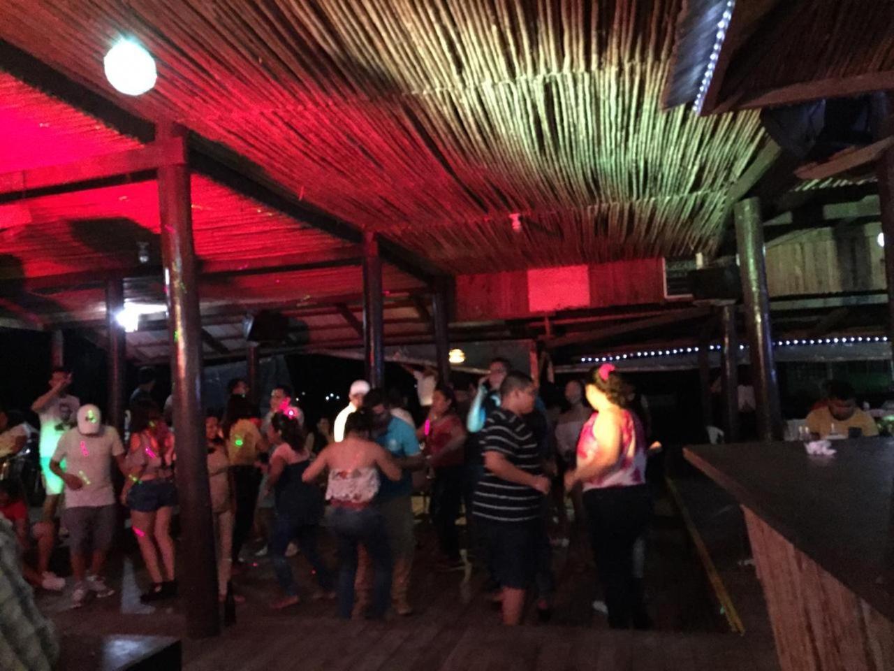 Hotel Y Restaurante Backpackers Rio Dulce Exterior photo